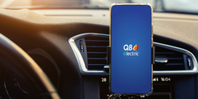 Appli Q8 electric en grand sur fond bleu sur un smartphone sur un support GPS.